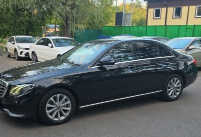 Аренда mercedes-benz e-klass бизнес класса 2020 года в городе Москва Нагорная от 6400 руб./сутки, задний привод, двигатель: дизель, объем 2 литра, ОСАГО (Впишу в полис), без водителя, недорого, вид 2 - RentRide