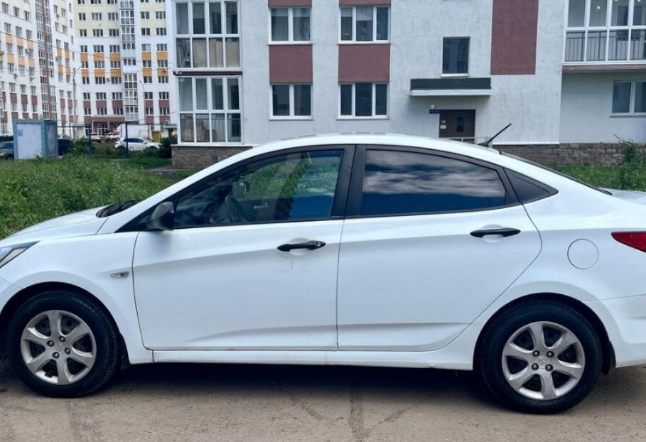 Аренда hyundai solaris эконом класса 2013 года в городе Москва от 1600 руб./сутки, передний привод, двигатель: бензин, объем 1.4 литра, ОСАГО (Впишу в полис), без водителя, недорого - RentRide