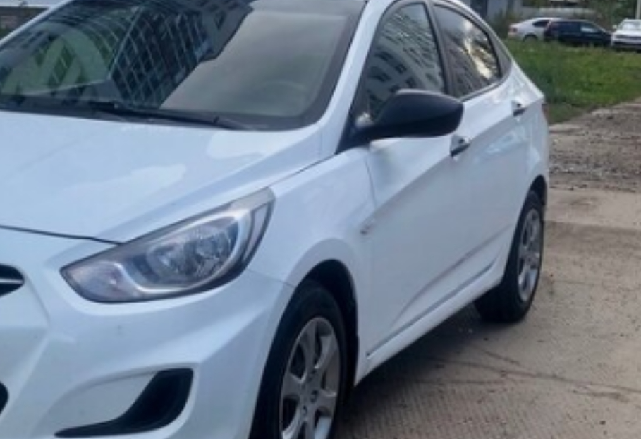 Аренда hyundai solaris эконом класса 2013 года в городе Москва от 1600 руб./сутки, передний привод, двигатель: бензин, объем 1.4 литра, ОСАГО (Впишу в полис), без водителя, недорого, вид 3 - RentRide
