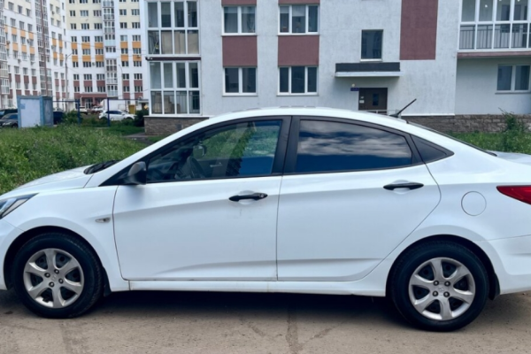 Прокат авто hyundai solaris эконом класса 2013 года в городе Анапа от 1600 руб./сутки, передний привод, двигатель: бензин, объем 1.4 литра, ОСАГО (Впишу в полис), без водителя, недорого - RentRide