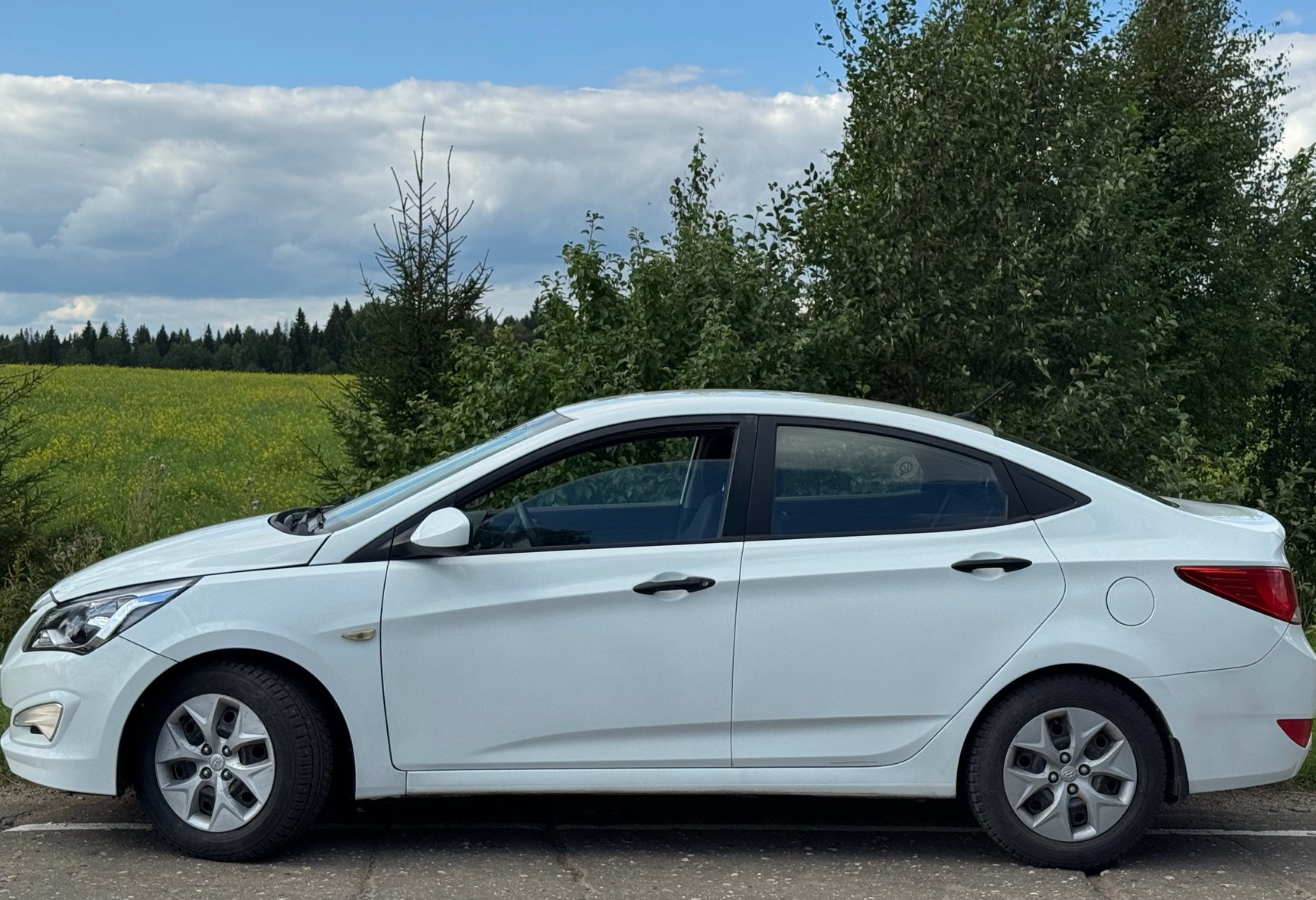 Аренда hyundai solaris эконом класса 2014 года в городе Москва Бауманская от 2400 руб./сутки, передний привод, двигатель: бензин, объем 1.4 литра, ОСАГО (Впишу в полис), без водителя, недорого, вид 4 - RentRide