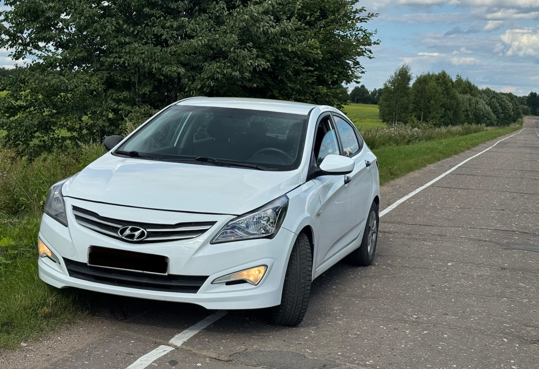 Аренда hyundai solaris эконом класса 2014 года в городе Москва Бауманская от 2400 руб./сутки, передний привод, двигатель: бензин, объем 1.4 литра, ОСАГО (Впишу в полис), без водителя, недорого - RentRide