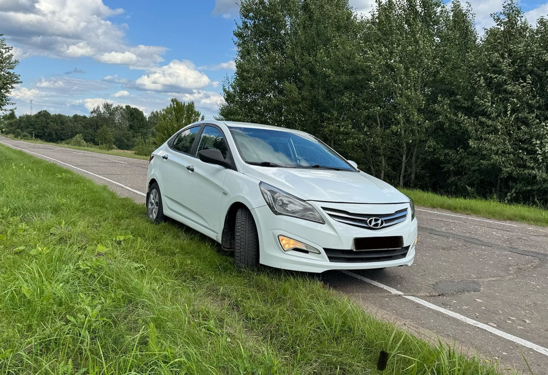 Аренда hyundai solaris эконом класса 2014 года в городе Москва Бауманская от 2400 руб./сутки, передний привод, двигатель: бензин, объем 1.4 литра, ОСАГО (Впишу в полис), без водителя, недорого, вид 2 - RentRide