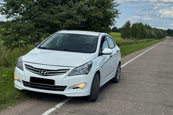 Прокат авто hyundai solaris эконом класса 2014 года в городе Москва Бауманская от 2400 руб./сутки, передний привод, двигатель: бензин, объем 1.4 литра, ОСАГО (Впишу в полис), без водителя, недорого - RentRide