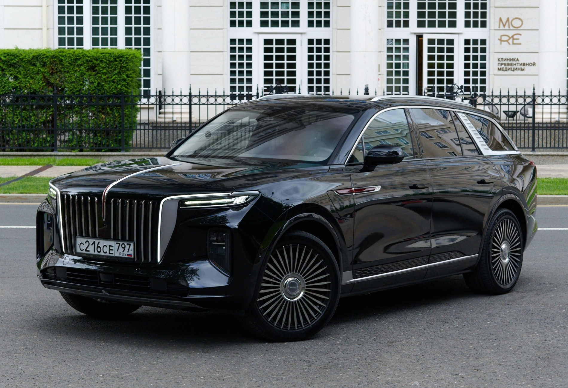 Аренда hongqi e-hs9 премиум класса 2021 года в городе Москва Домодедовская от 17000 руб./сутки, полный привод, двигатель: электро, ОСАГО (Впишу в полис), без водителя, недорого - RentRide