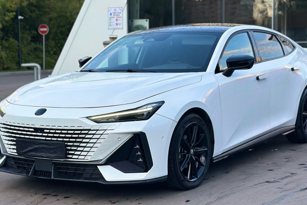 Прокат авто changan uni-v эконом класса 2023 года в городе Москва Домодедовская от 4000 руб./сутки, задний привод, двигатель: бензин, объем 1.5 литров, ОСАГО (Мультидрайв), без водителя, недорого - RentRide