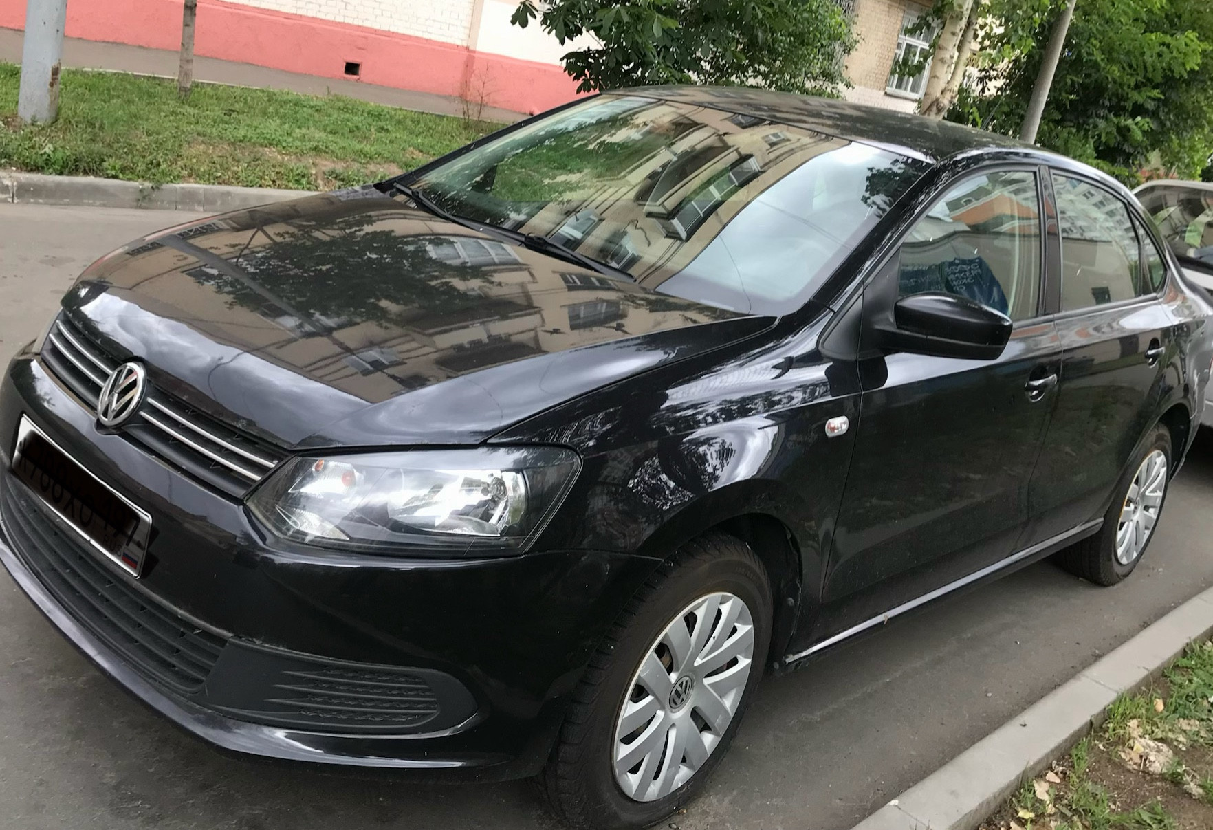 Аренда volkswagen polo эконом класса 2012 года в городе Москва Бауманская от 2400 руб./сутки, передний привод, двигатель: бензин, объем 1.6 литров, ОСАГО (Впишу в полис), без водителя, недорого - RentRide