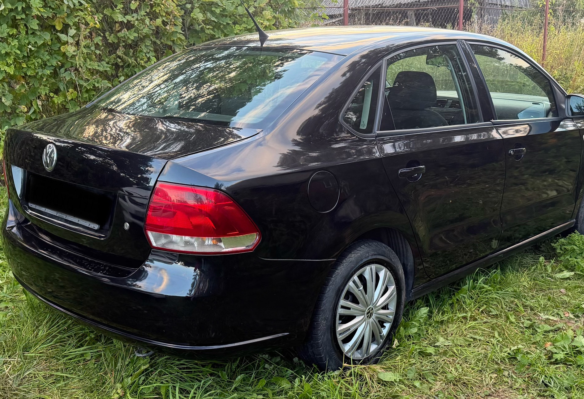 Аренда volkswagen polo эконом класса 2012 года в городе Москва Бауманская от 2400 руб./сутки, передний привод, двигатель: бензин, объем 1.6 литров, ОСАГО (Впишу в полис), без водителя, недорого, вид 3 - RentRide