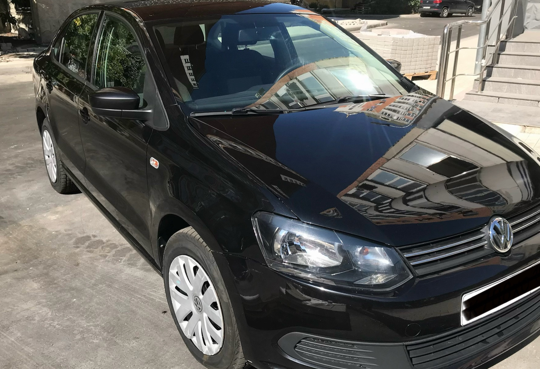 Аренда volkswagen polo эконом класса 2012 года в городе Москва Бауманская от 2400 руб./сутки, передний привод, двигатель: бензин, объем 1.6 литров, ОСАГО (Впишу в полис), без водителя, недорого, вид 2 - RentRide