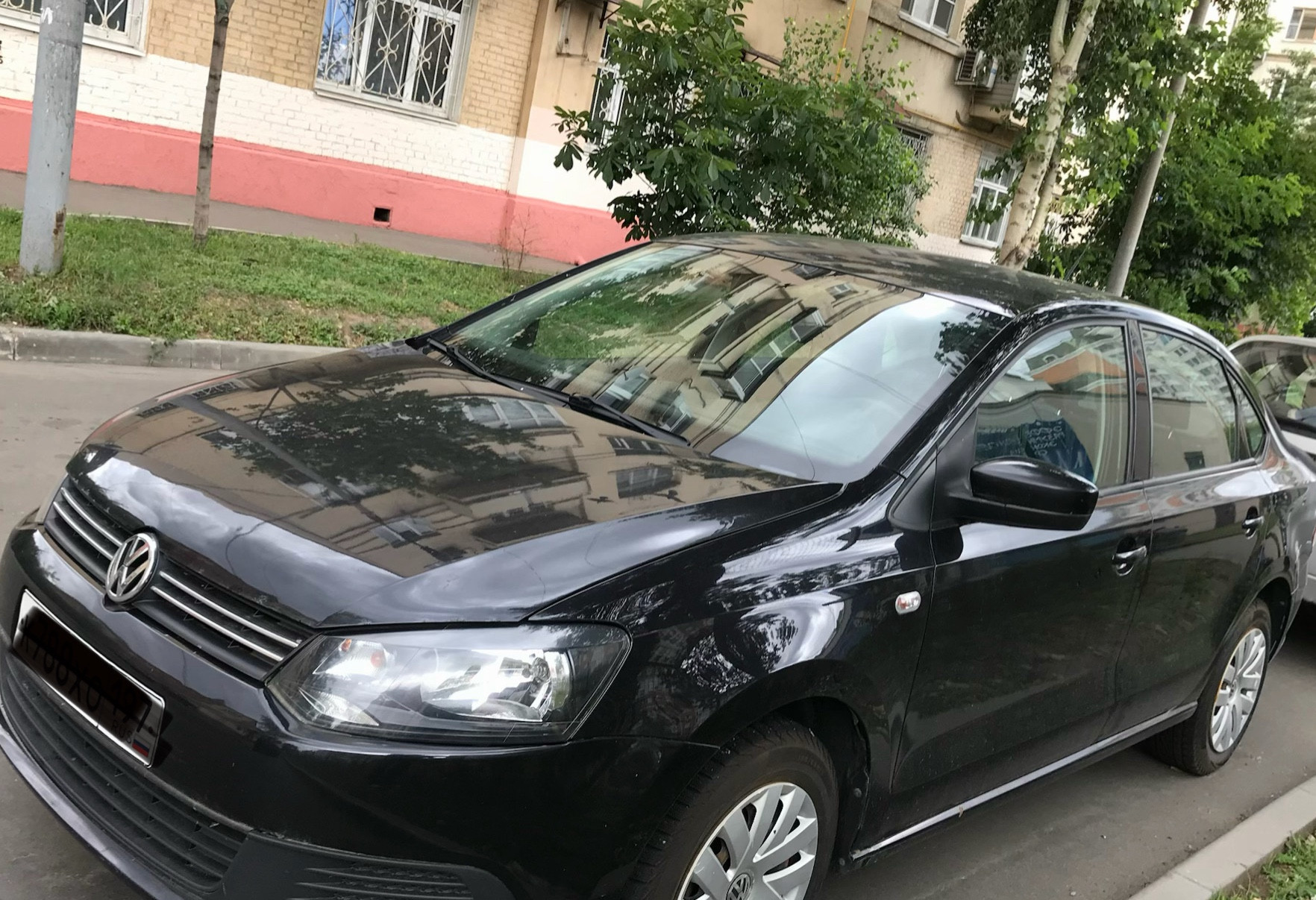 Аренда volkswagen polo эконом класса 2012 года в городе Москва Бауманская от 2400 руб./сутки, передний привод, двигатель: бензин, объем 1.6 литров, ОСАГО (Впишу в полис), без водителя, недорого, вид 8 - RentRide