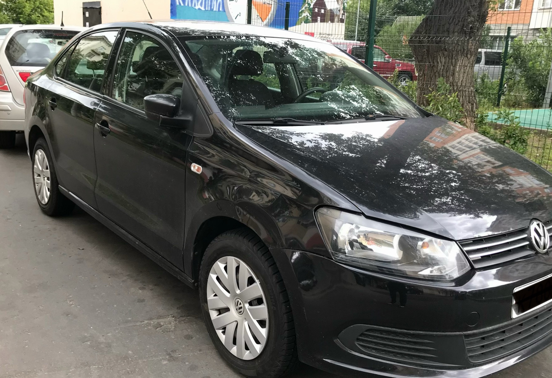 Аренда volkswagen polo эконом класса 2012 года в городе Москва Бауманская от 2400 руб./сутки, передний привод, двигатель: бензин, объем 1.6 литров, ОСАГО (Впишу в полис), без водителя, недорого, вид 3 - RentRide