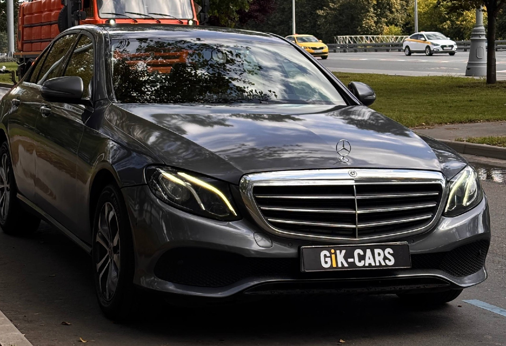 Аренда mercedes-benz e-klass бизнес класса 2018 года в городе Москва Варшавская от 9600 руб./сутки, полный привод, двигатель: бензин, объем 2 литра, ОСАГО (Впишу в полис), без водителя, недорого - RentRide