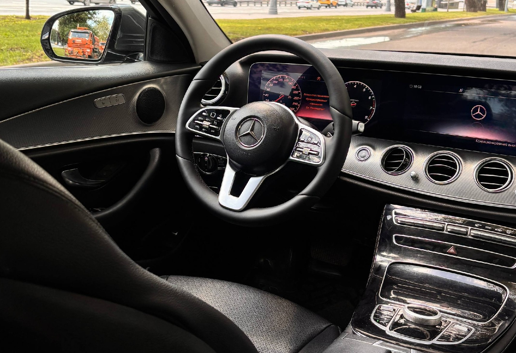 Аренда mercedes-benz e-klass бизнес класса 2018 года в городе Москва Варшавская от 9600 руб./сутки, полный привод, двигатель: бензин, объем 2 литра, ОСАГО (Впишу в полис), без водителя, недорого, вид 3 - RentRide