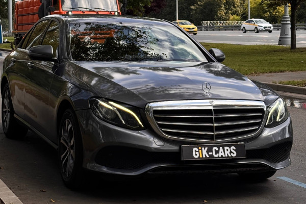 Прокат авто mercedes-benz e-klass бизнес класса 2018 года в городе Москва Варшавская от 9600 руб./сутки, полный привод, двигатель: бензин, объем 2 литра, ОСАГО (Впишу в полис), без водителя, недорого - RentRide