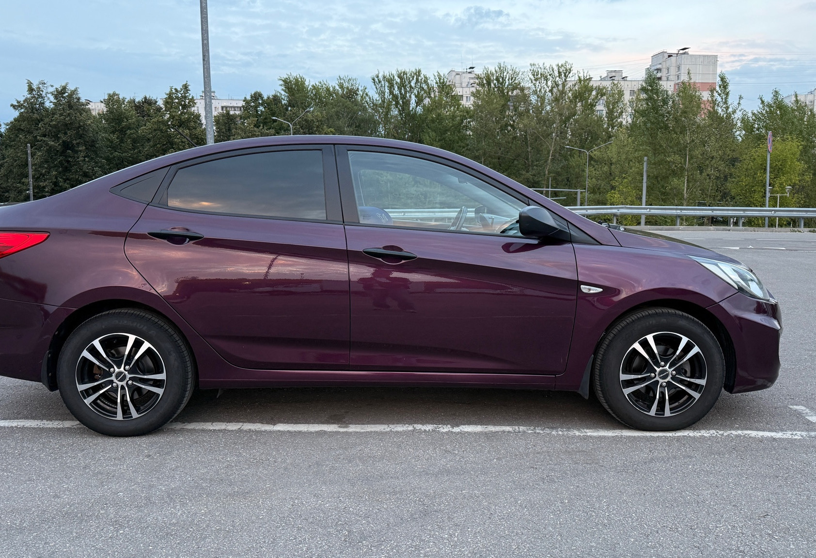 Аренда hyundai solaris эконом класса 2012 года в городе Москва Бабушкинская от 2160 руб./сутки, передний привод, двигатель: бензин, объем 1.6 литров, ОСАГО (Мультидрайв), без водителя, недорого, вид 5 - RentRide