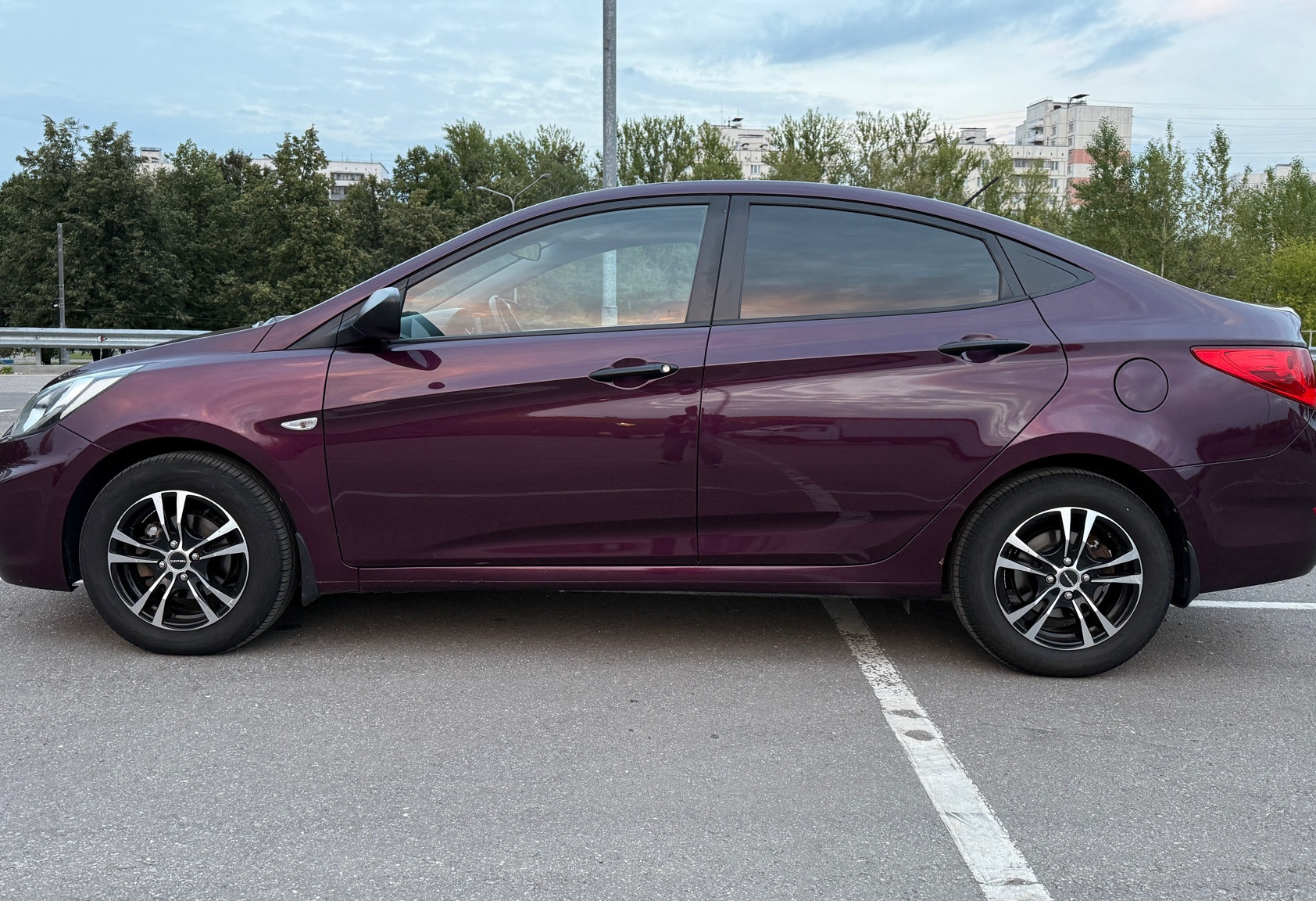 Аренда hyundai solaris эконом класса 2012 года в городе Москва Бабушкинская от 2160 руб./сутки, передний привод, двигатель: бензин, объем 1.6 литров, ОСАГО (Мультидрайв), без водителя, недорого, вид 2 - RentRide