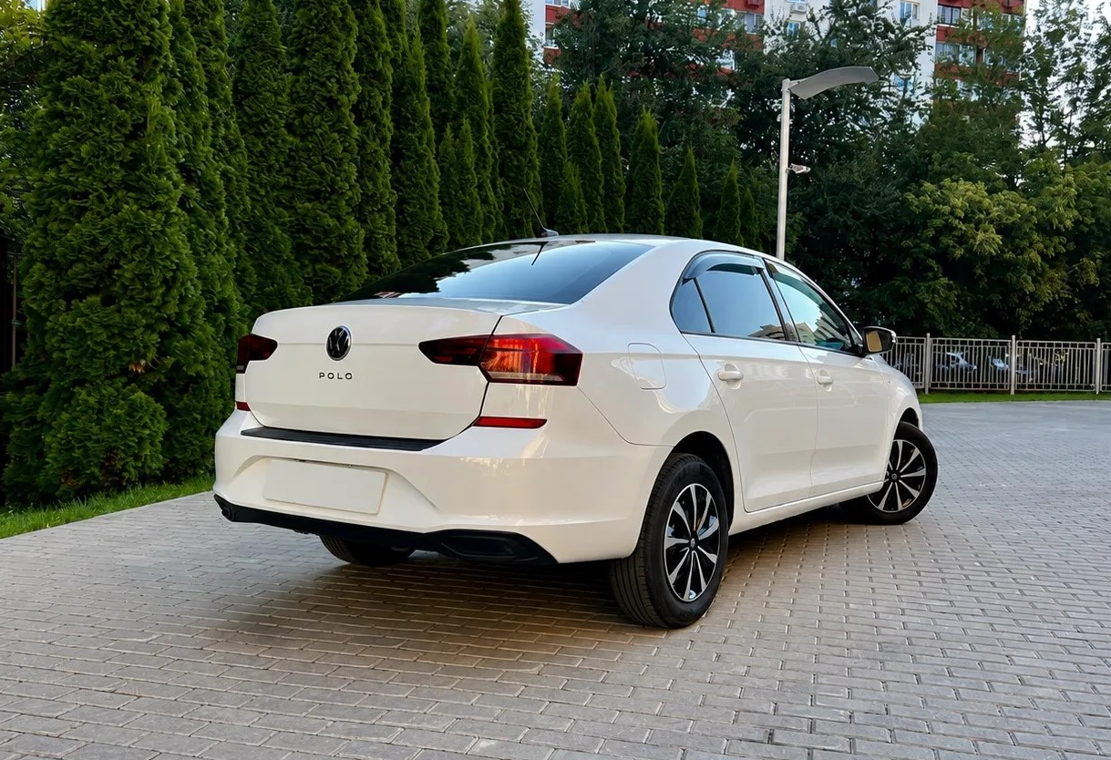 Аренда volkswagen polo эконом класса 2020 года в городе Москва Перово от 2720 руб./сутки, передний привод, двигатель: бензин, объем 1.6 литров, ОСАГО (Впишу в полис), без водителя, недорого, вид 3 - RentRide