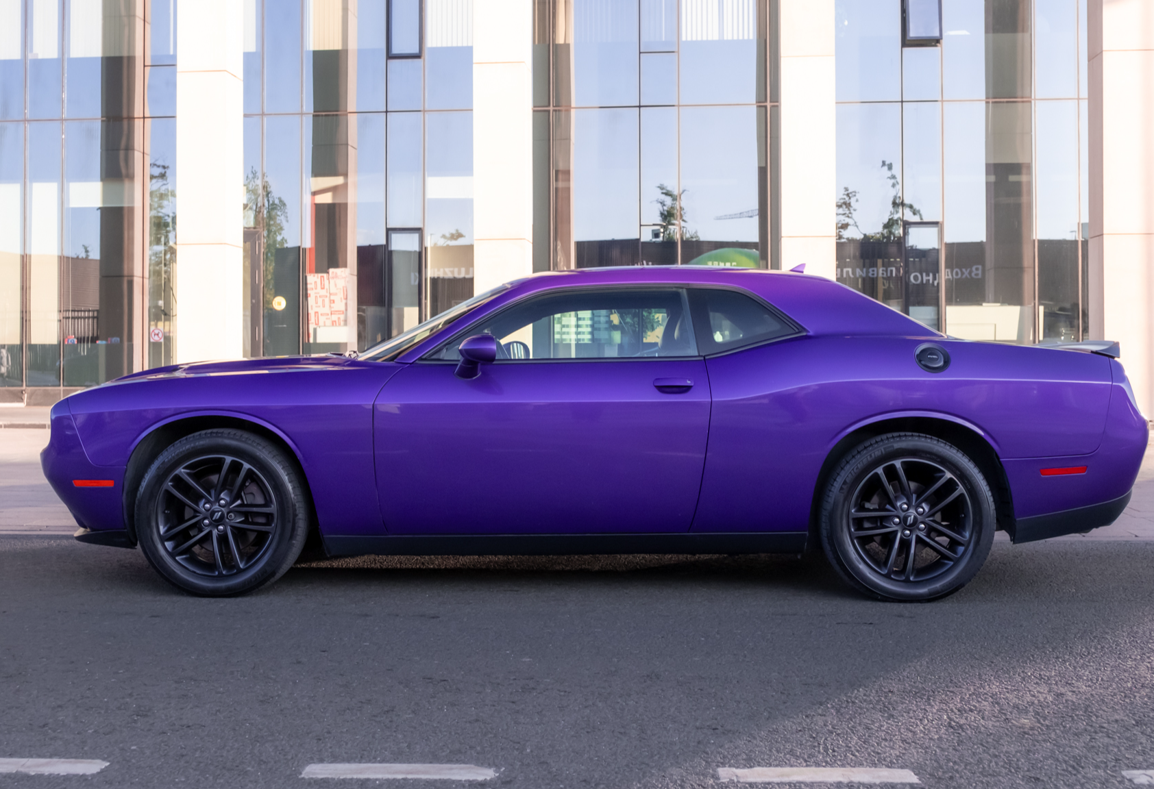 Аренда dodge challenger премиум класса 2019 года в городе Москва Тульская от 10800 руб./сутки, задний привод, двигатель: бензин, объем 3.6 литров, каско (Мультидрайв), ОСАГО (Мультидрайв), без водителя, недорого, вид 3 - RentRide