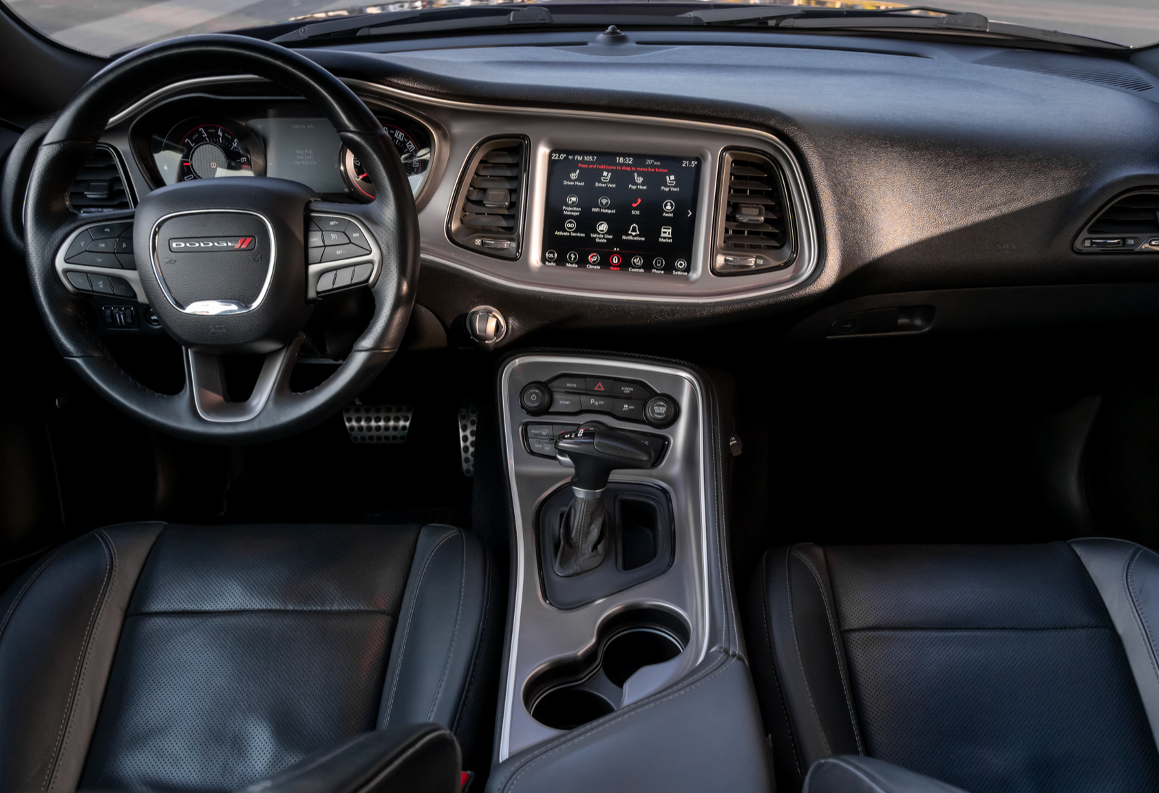 Аренда dodge challenger премиум класса 2019 года в городе Москва Тульская от 10800 руб./сутки, задний привод, двигатель: бензин, объем 3.6 литров, каско (Мультидрайв), ОСАГО (Мультидрайв), без водителя, недорого, вид 6 - RentRide
