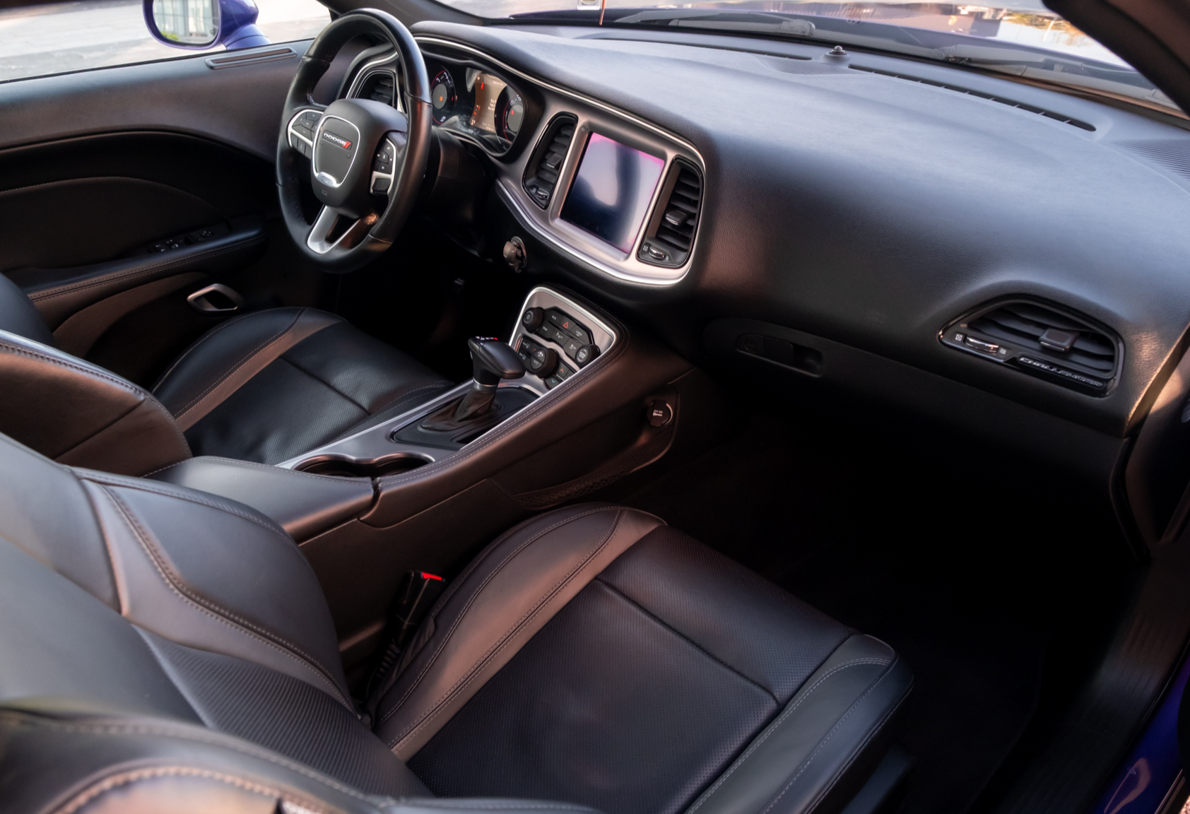 Аренда dodge challenger премиум класса 2019 года в городе Москва Тульская от 10800 руб./сутки, задний привод, двигатель: бензин, объем 3.6 литров, каско (Мультидрайв), ОСАГО (Мультидрайв), без водителя, недорого, вид 9 - RentRide