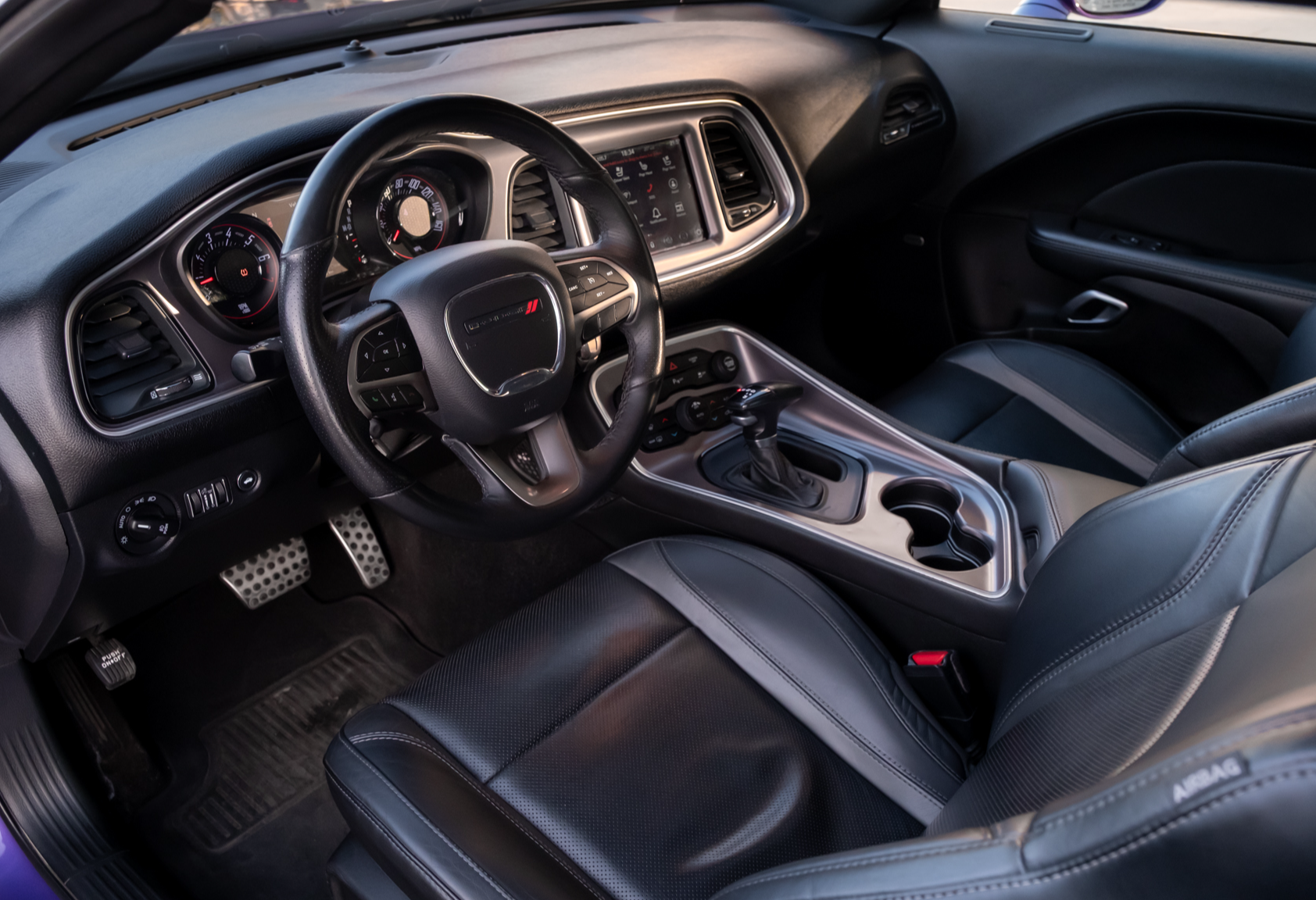 Аренда dodge challenger премиум класса 2019 года в городе Москва Тульская от 10800 руб./сутки, задний привод, двигатель: бензин, объем 3.6 литров, каско (Мультидрайв), ОСАГО (Мультидрайв), без водителя, недорого, вид 5 - RentRide
