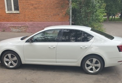 Аренда skoda octavia эконом класса 2018 года в городе Москва Нагорная от 3200 руб./сутки, передний привод, двигатель: бензин, объем 1.6 литров, ОСАГО (Впишу в полис), без водителя, недорого, вид 4 - RentRide