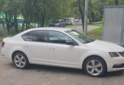 Аренда skoda octavia эконом класса 2018 года в городе Москва Нагорная от 3200 руб./сутки, передний привод, двигатель: бензин, объем 1.6 литров, ОСАГО (Впишу в полис), без водителя, недорого, вид 5 - RentRide