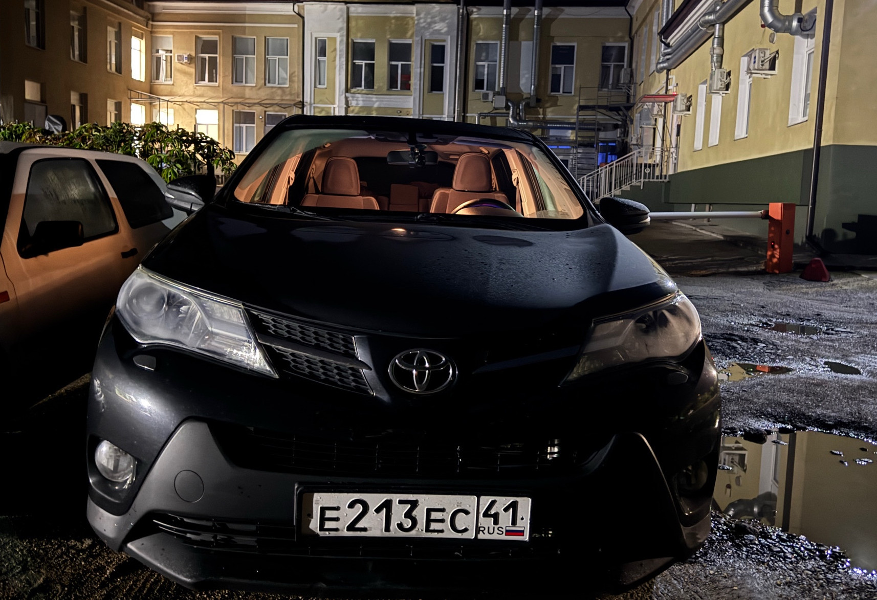 Аренда toyota rav4 эконом класса 2013 года в городе Москва от 2872 руб./сутки, передний привод, двигатель: бензин, объем 2 литра, ОСАГО (Впишу в полис), без водителя, недорого, вид 2 - RentRide