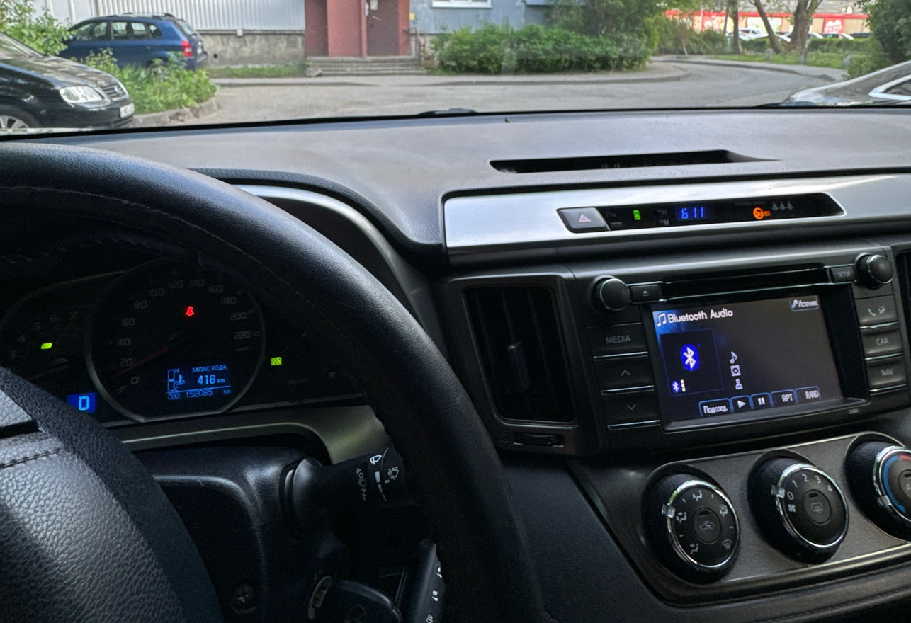 Аренда toyota rav4 эконом класса 2013 года в городе Москва от 2872 руб./сутки, передний привод, двигатель: бензин, объем 2 литра, ОСАГО (Впишу в полис), без водителя, недорого, вид 3 - RentRide