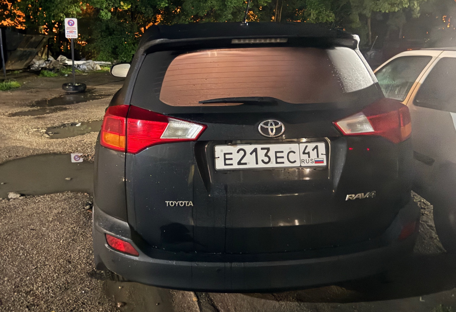 Аренда toyota rav4 эконом класса 2013 года в городе Москва от 2872 руб./сутки, передний привод, двигатель: бензин, объем 2 литра, ОСАГО (Впишу в полис), без водителя, недорого, вид 4 - RentRide