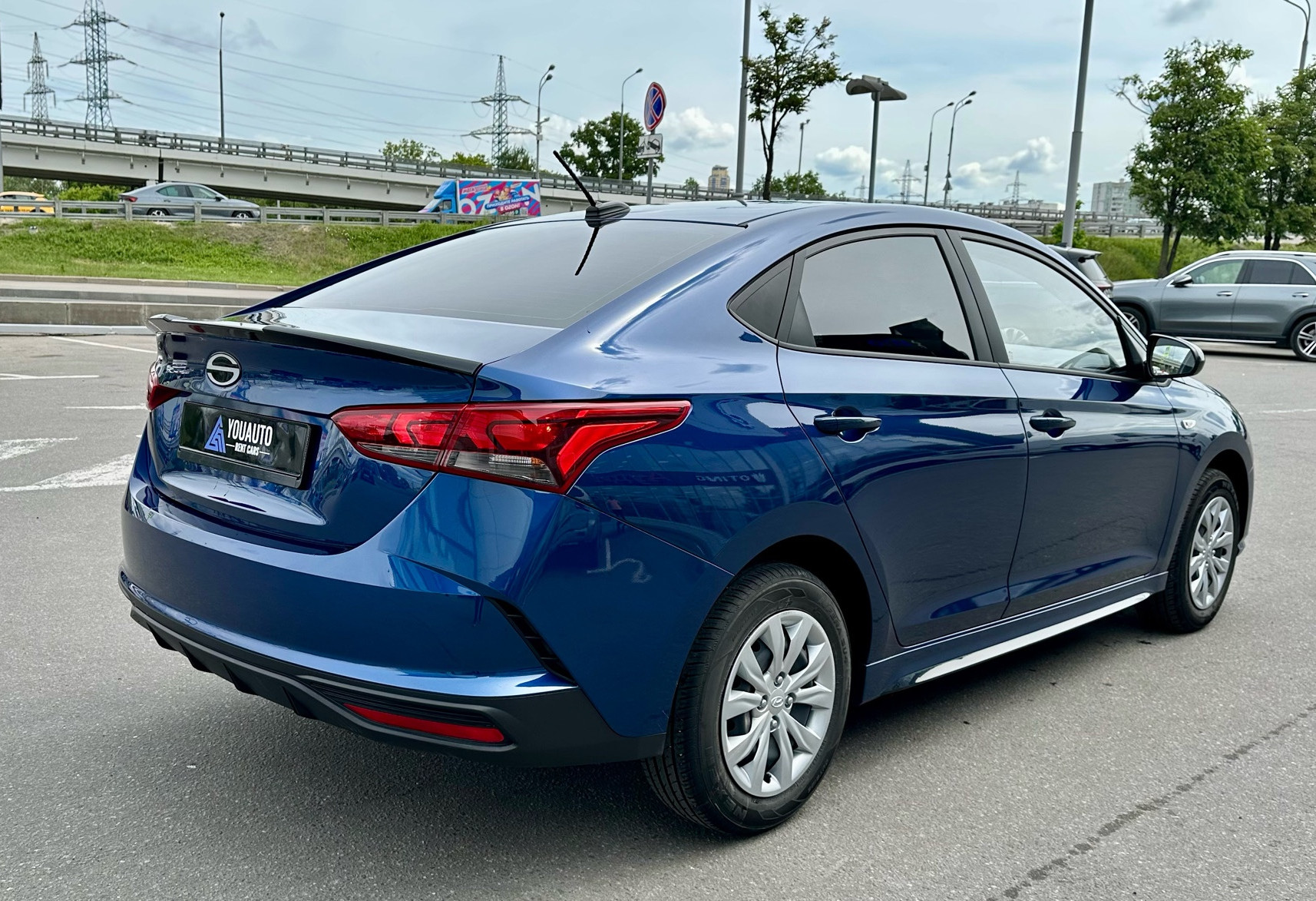 Аренда hyundai solaris эконом класса 2024 года в городе Москва от 2700 руб./сутки, передний привод, двигатель: бензин, объем 1.6 литров, каско (Мультидрайв), ОСАГО (Мультидрайв), без водителя, недорого, вид 4 - RentRide