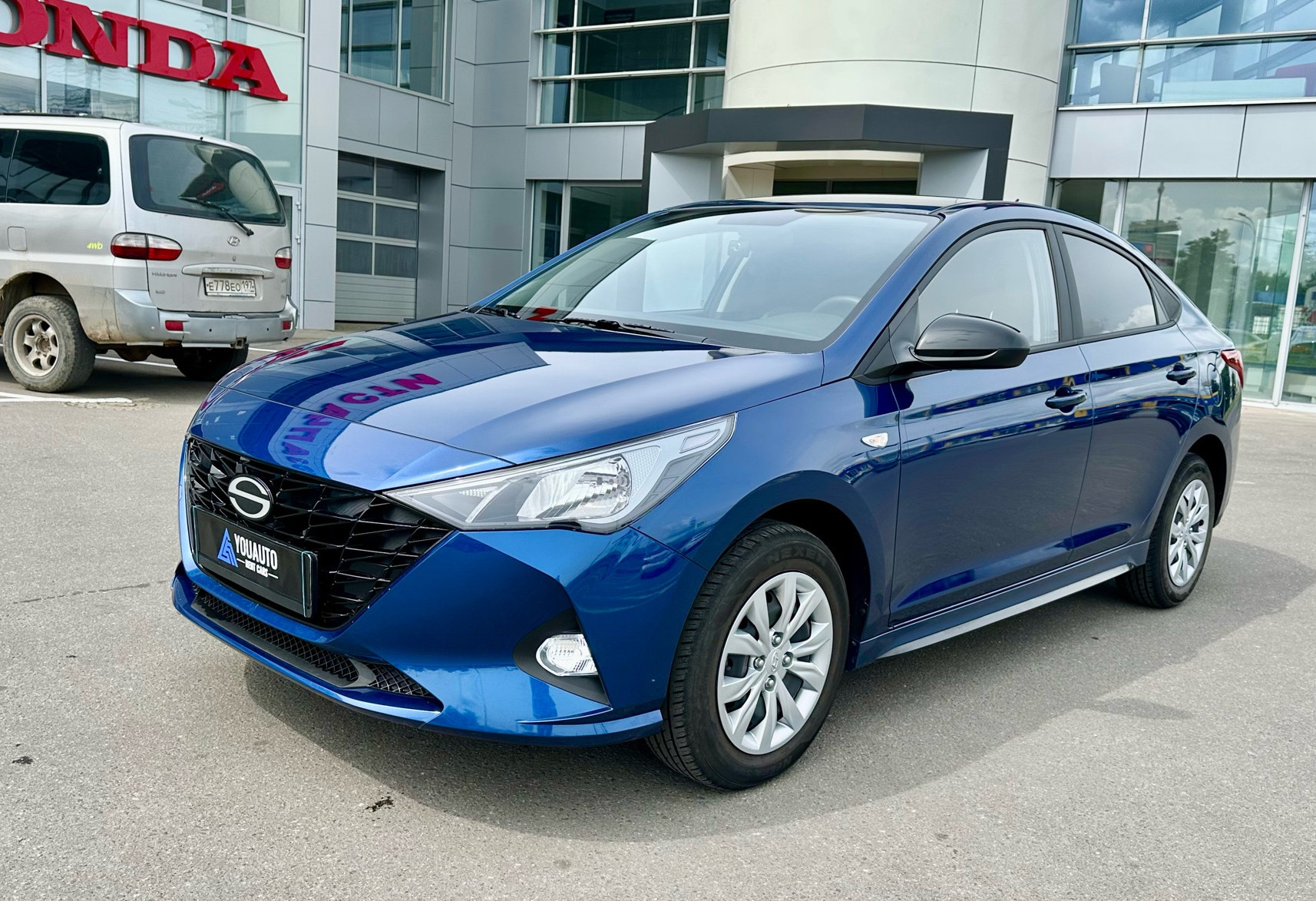 Аренда hyundai solaris эконом класса 2024 года в городе Москва от 2700 руб./сутки, передний привод, двигатель: бензин, объем 1.6 литров, каско (Мультидрайв), ОСАГО (Мультидрайв), без водителя, недорого - RentRide