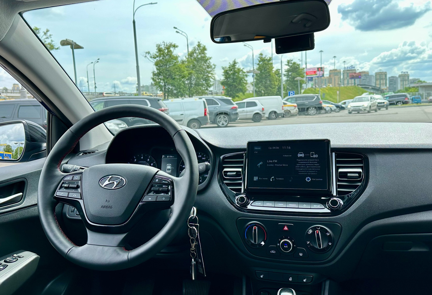 Аренда hyundai solaris эконом класса 2024 года в городе Москва от 2700 руб./сутки, передний привод, двигатель: бензин, объем 1.6 литров, каско (Мультидрайв), ОСАГО (Мультидрайв), без водителя, недорого, вид 9 - RentRide