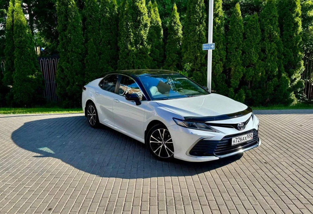 Аренда toyota camry комфорт класса 2021 года в городе Москва Перово от 6240 руб./сутки, передний привод, двигатель: бензин, объем 2.5 литров, ОСАГО (Впишу в полис), без водителя, недорого, вид 2 - RentRide