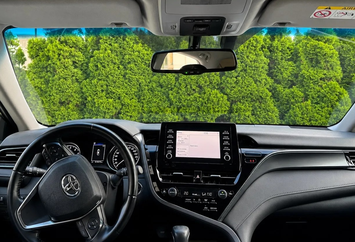 Аренда toyota camry комфорт класса 2021 года в городе Москва Перово от 6240 руб./сутки, передний привод, двигатель: бензин, объем 2.5 литров, ОСАГО (Впишу в полис), без водителя, недорого, вид 4 - RentRide