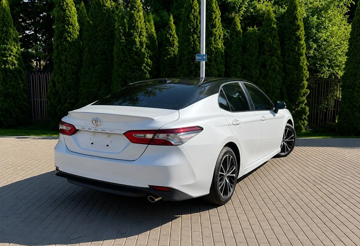Аренда toyota camry комфорт класса 2021 года в городе Москва Перово от 6240 руб./сутки, передний привод, двигатель: бензин, объем 2.5 литров, ОСАГО (Впишу в полис), без водителя, недорого, вид 3 - RentRide