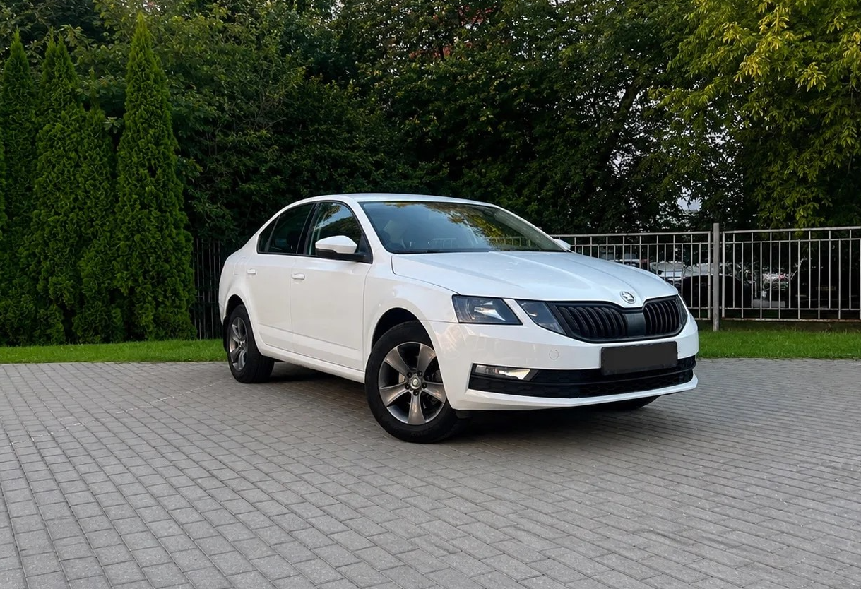 Аренда skoda octavia эконом класса 2020 года в городе Москва Перово от 3760 руб./сутки, передний привод, двигатель: бензин, объем 1.6 литров, ОСАГО (Впишу в полис), без водителя, недорого - RentRide