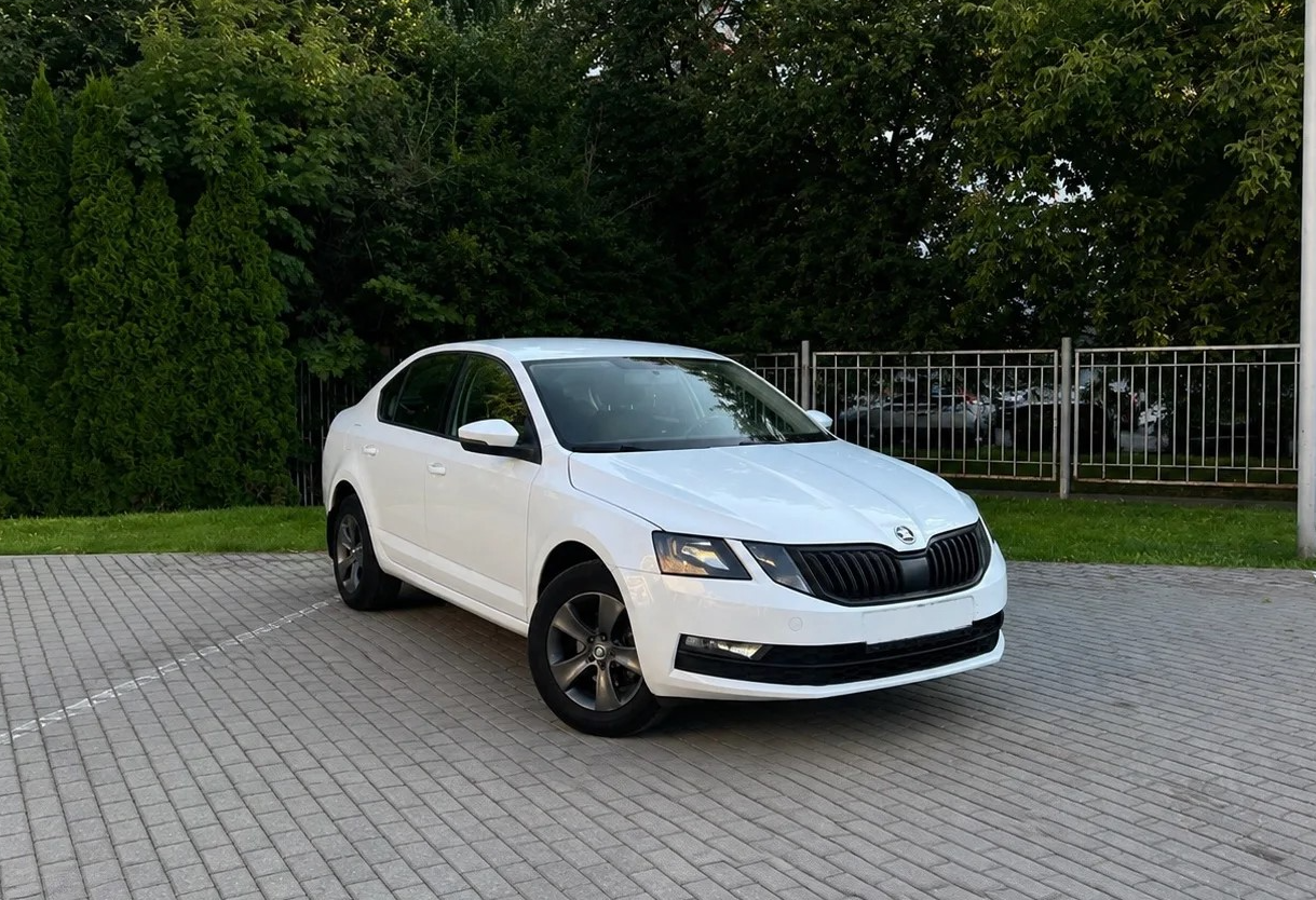Аренда skoda octavia эконом класса 2020 года в городе Москва Перово от 3760 руб./сутки, передний привод, двигатель: бензин, объем 1.6 литров, ОСАГО (Впишу в полис), без водителя, недорого, вид 2 - RentRide