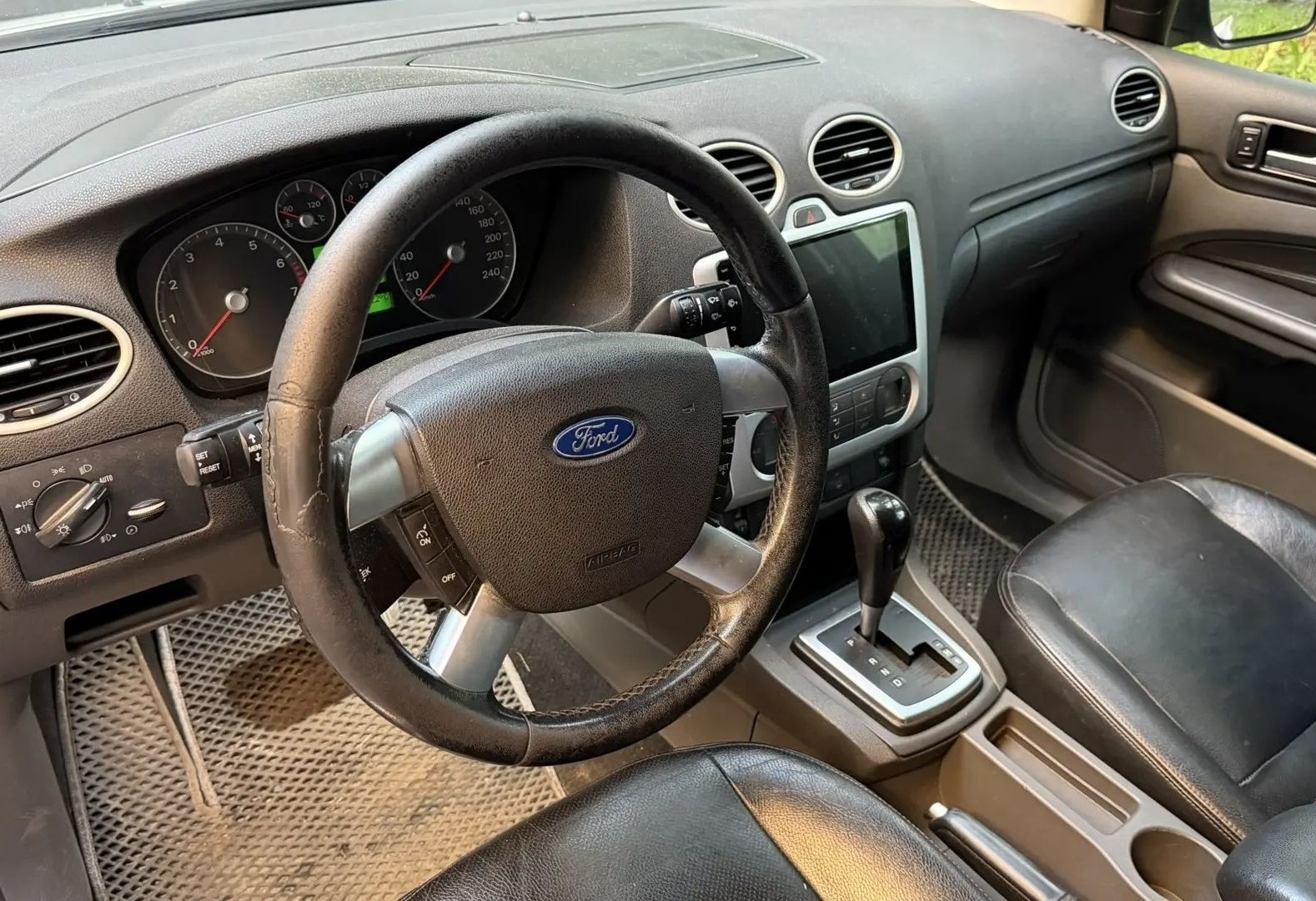 Аренда ford focus эконом класса 2006 года в городе Москва Бульвар Рокоссовского от 2000 руб./сутки, передний привод, двигатель: бензин, объем 1.6 литров, ОСАГО (Мультидрайв), без водителя, недорого, вид 7 - RentRide