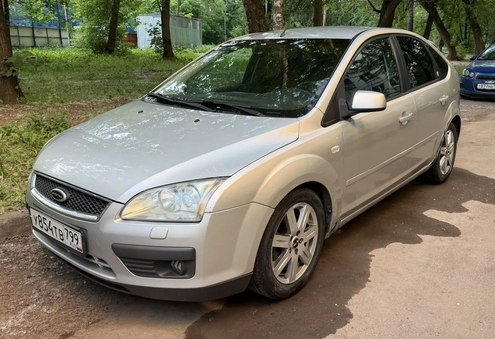 Аренда ford focus эконом класса 2006 года в городе Москва Бульвар Рокоссовского от 2000 руб./сутки, передний привод, двигатель: бензин, объем 1.6 литров, ОСАГО (Мультидрайв), без водителя, недорого - RentRide
