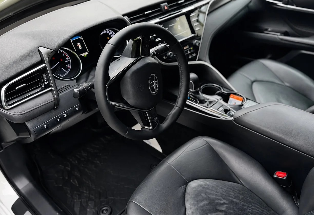 Аренда toyota camry комфорт класса 2019 года в городе Москва Перово от 4400 руб./сутки, передний привод, двигатель: бензин, объем 2 литра, ОСАГО (Впишу в полис), без водителя, недорого, вид 4 - RentRide