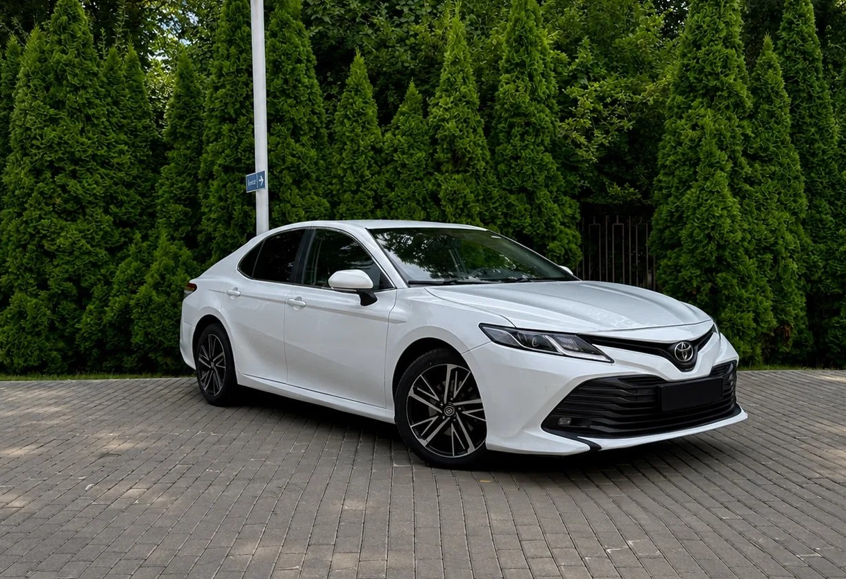 Аренда toyota camry комфорт класса 2019 года в городе Москва Перово от 4400 руб./сутки, передний привод, двигатель: бензин, объем 2 литра, ОСАГО (Впишу в полис), без водителя, недорого, вид 2 - RentRide