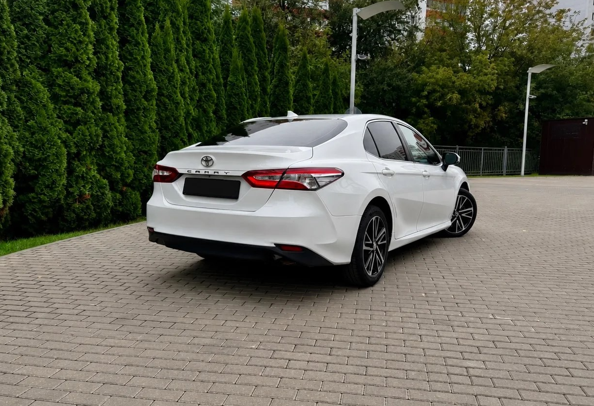 Аренда toyota camry комфорт класса 2019 года в городе Москва Перово от 4400 руб./сутки, передний привод, двигатель: бензин, объем 2 литра, ОСАГО (Впишу в полис), без водителя, недорого, вид 3 - RentRide