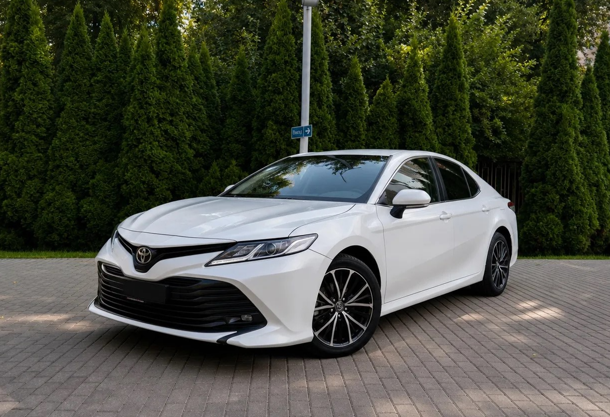 Аренда toyota camry комфорт класса 2019 года в городе Москва Перово от 4400 руб./сутки, передний привод, двигатель: бензин, объем 2 литра, ОСАГО (Впишу в полис), без водителя, недорого - RentRide