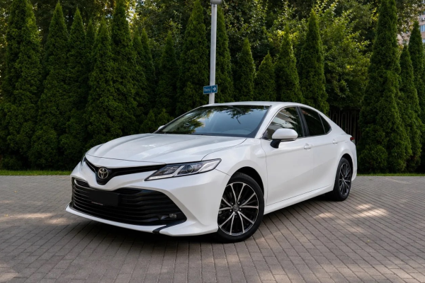 Прокат авто toyota camry комфорт класса 2019 года в городе Москва Перово от 4400 руб./сутки, передний привод, двигатель: бензин, объем 2 литра, ОСАГО (Впишу в полис), без водителя, недорого - RentRide