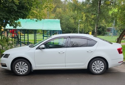 Аренда skoda octavia эконом класса 2017 года в городе Москва Нагорная от 3120 руб./сутки, передний привод, двигатель: бензин, объем 1.6 литров, ОСАГО (Впишу в полис), без водителя, недорого, вид 2 - RentRide