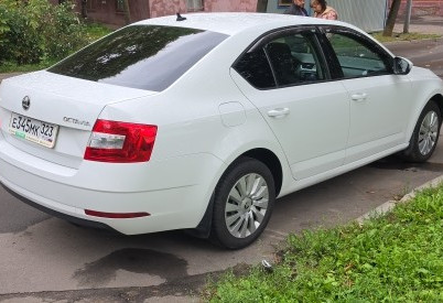 Аренда skoda octavia эконом класса 2017 года в городе Москва Нагорная от 3120 руб./сутки, передний привод, двигатель: бензин, объем 1.6 литров, ОСАГО (Впишу в полис), без водителя, недорого, вид 4 - RentRide