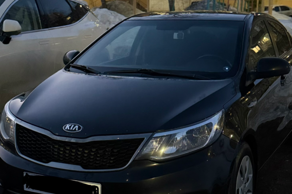 Прокат авто kia rio эконом класса 2015 года в городе Казань от 2000 руб./сутки, передний привод, двигатель: бензин, объем 1.6 литров, ОСАГО (Впишу в полис), без водителя, недорого - RentRide