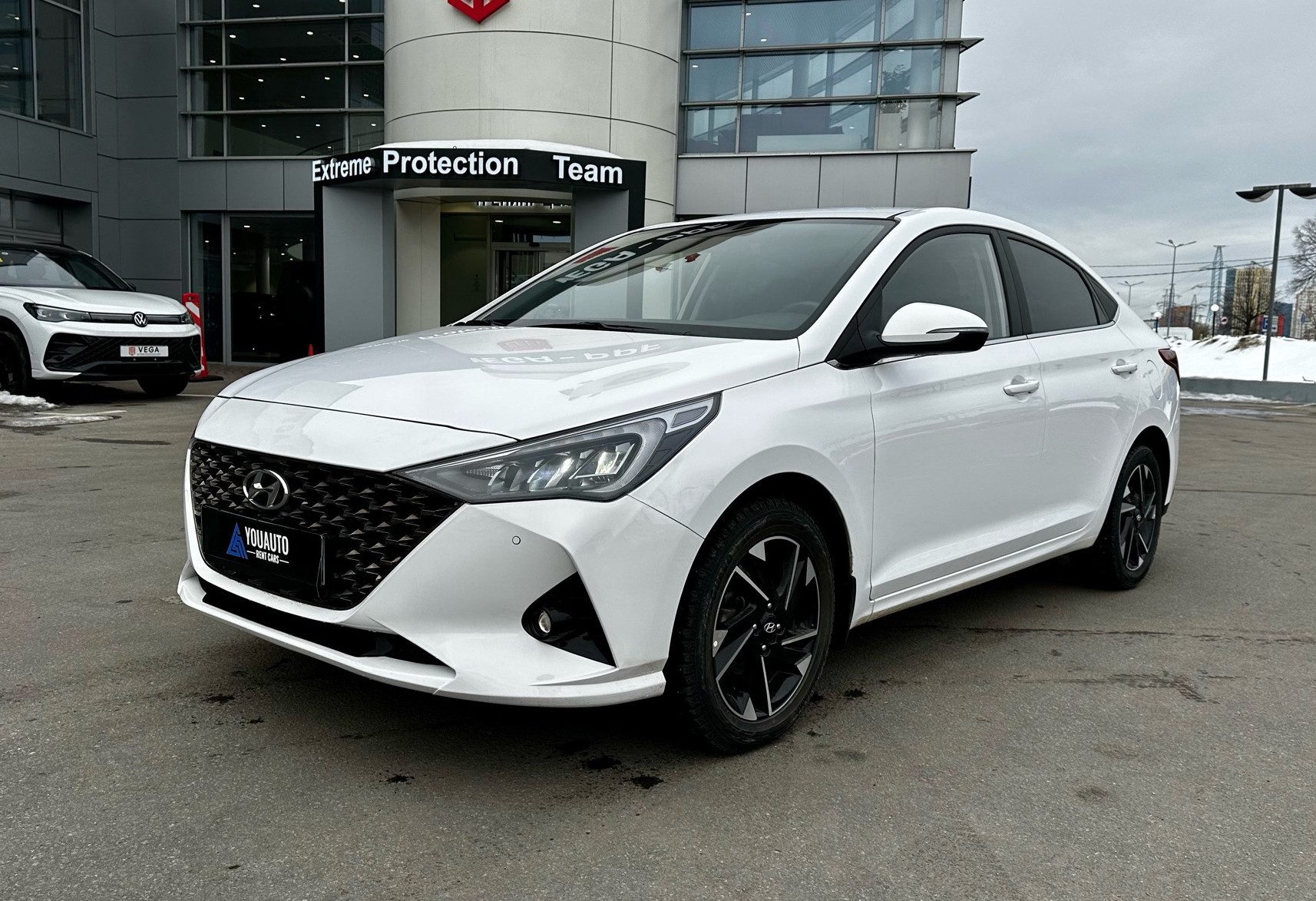 Аренда hyundai solaris эконом класса 2022 года в городе Москва от 2700 руб./сутки, передний привод, двигатель: бензин, объем 1.6 литров, каско (Мультидрайв), ОСАГО (Мультидрайв), без водителя, недорого - RentRide