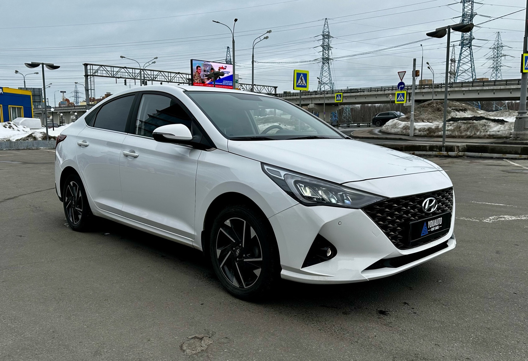 Аренда hyundai solaris эконом класса 2022 года в городе Москва от 2700 руб./сутки, передний привод, двигатель: бензин, объем 1.6 литров, каско (Мультидрайв), ОСАГО (Мультидрайв), без водителя, недорого, вид 3 - RentRide